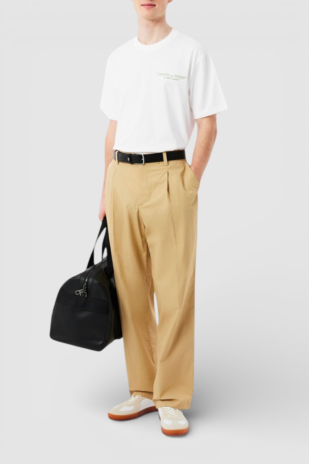 תמונת כל הלוק של חולצת טי